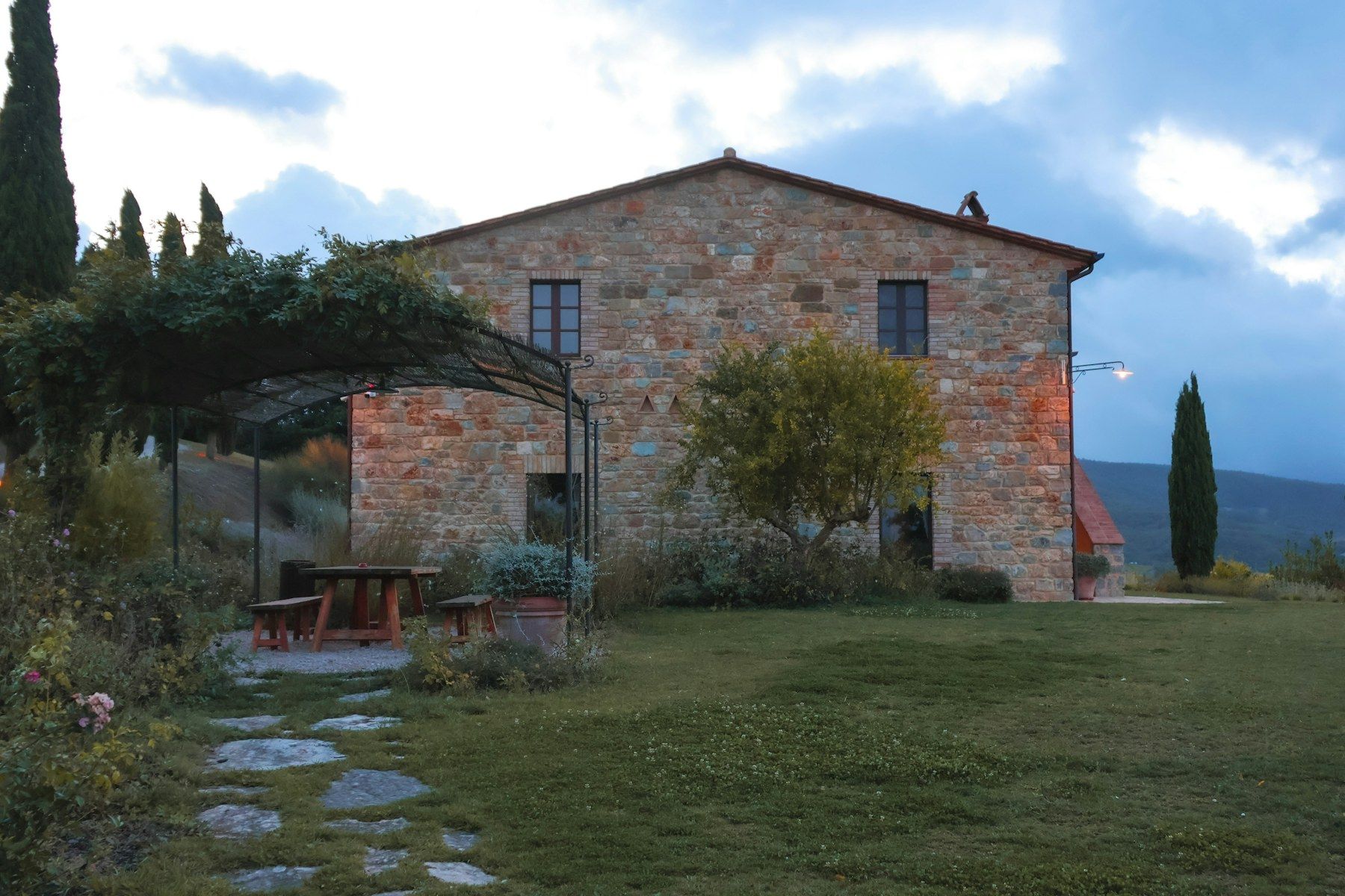 Casa in pietra tra le colline